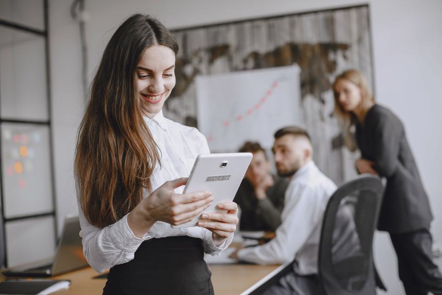 Tim marketing meninjau data performa kampanye