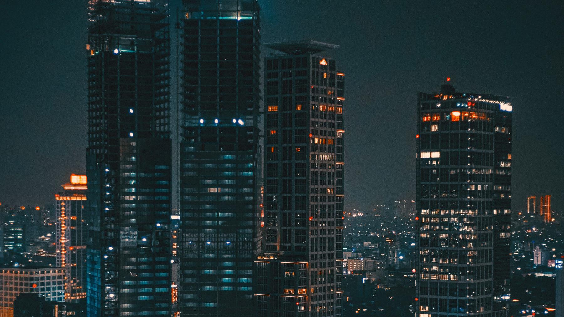 Gedung perkantoran Jakarta di malam hari